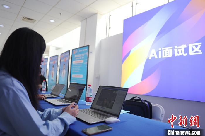 贛臺(tái)青年專場(chǎng)招聘會(huì)舉辦助力贛臺(tái)青年在贛就業(yè)