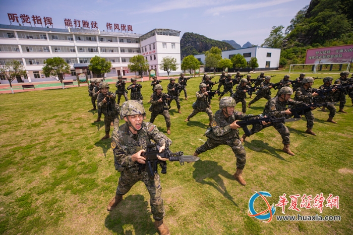 2、官兵進行刺殺訓練。施晨洲 攝 _副本