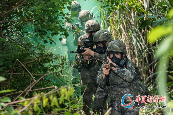 3、通過染毒地帶。施晨洲 攝_副本