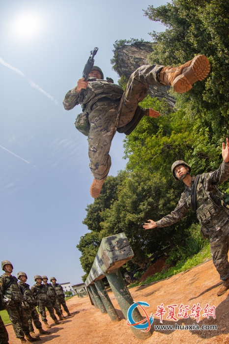 4、官兵開展實裝200米障礙訓練，圖為官兵通過獨木橋。農(nóng)文尖 攝_副本