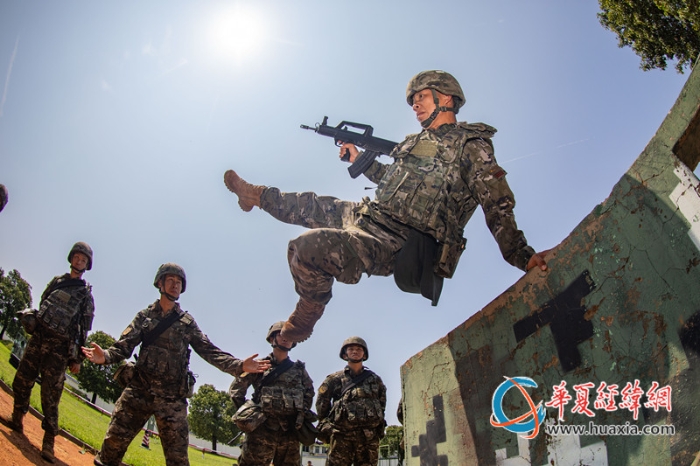 5、官兵開展實裝200米障礙訓練，圖為官兵翻越矮墻。農(nóng)文尖 攝_副本