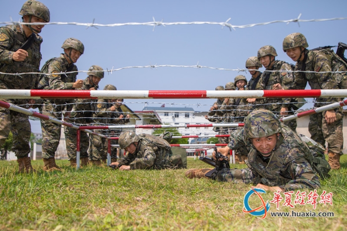 6、圖為武警官兵開展戰(zhàn)術基礎訓練。（施晨洲 攝）_副本