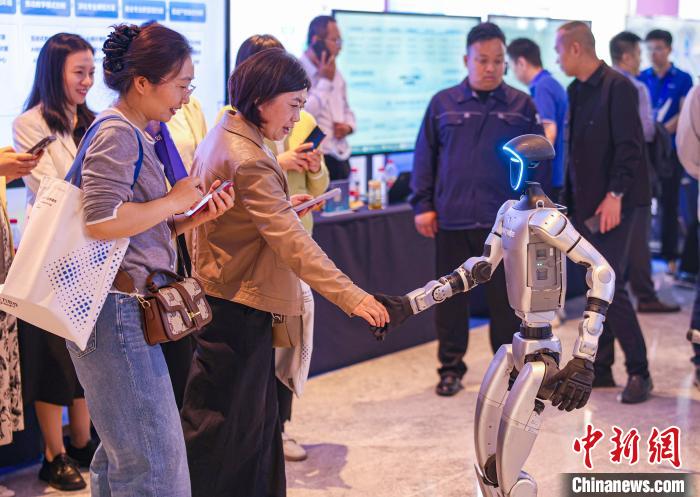 山東榮成：智能機(jī)器人亮相職業(yè)院校發(fā)展論壇