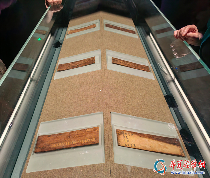 劉賀墓出土的“臣賀”“?；?/></a></p><p style=