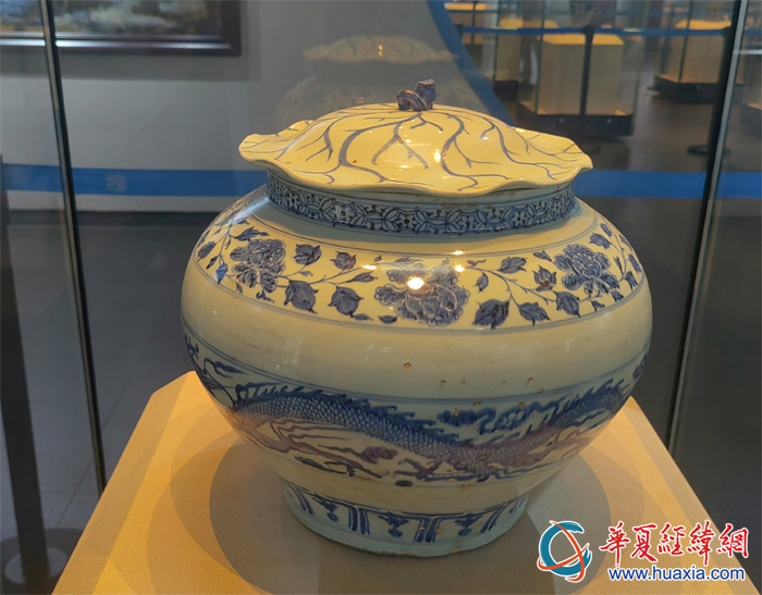 03：青花云龍紋荷葉蓋罐