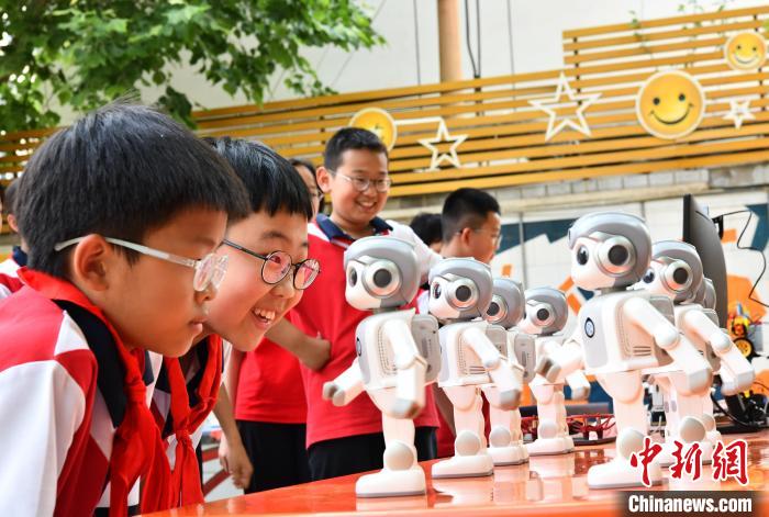 全國(guó)科技活動(dòng)周：學(xué)生校園感受科技魅力