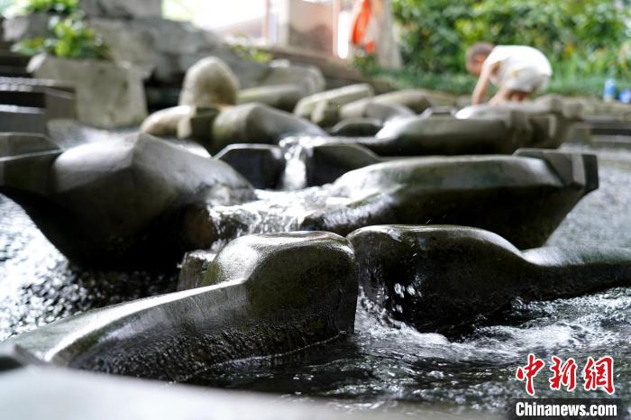 持續(xù)高溫成都市民在公園里戲水納涼