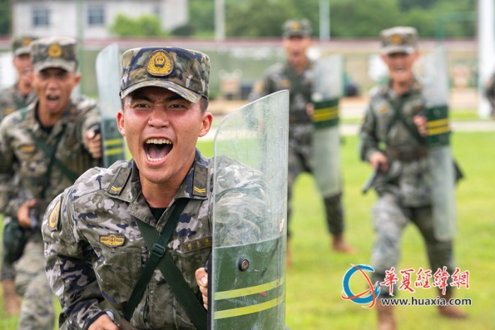 1、武警官兵進(jìn)行警棍盾牌訓(xùn)練。施晨洲 攝_副本