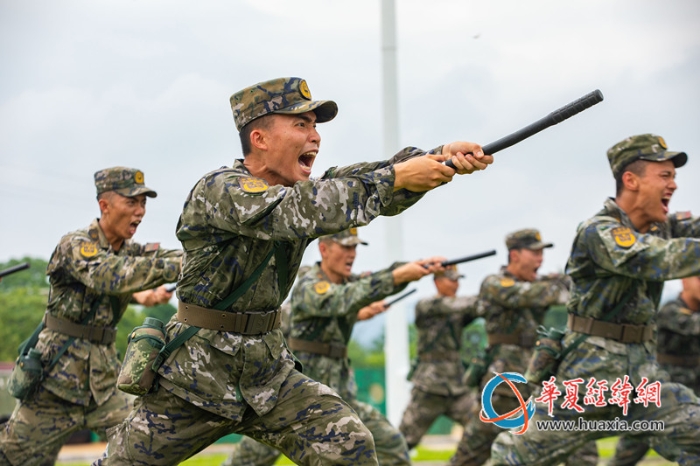 2、武警官兵進(jìn)行警棍盾牌訓(xùn)練。農(nóng)文尖 攝_副本