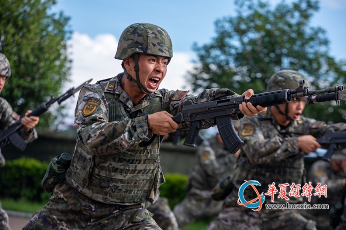 4、武警官兵進(jìn)行刺殺訓(xùn)練。李笑仙 攝_副本