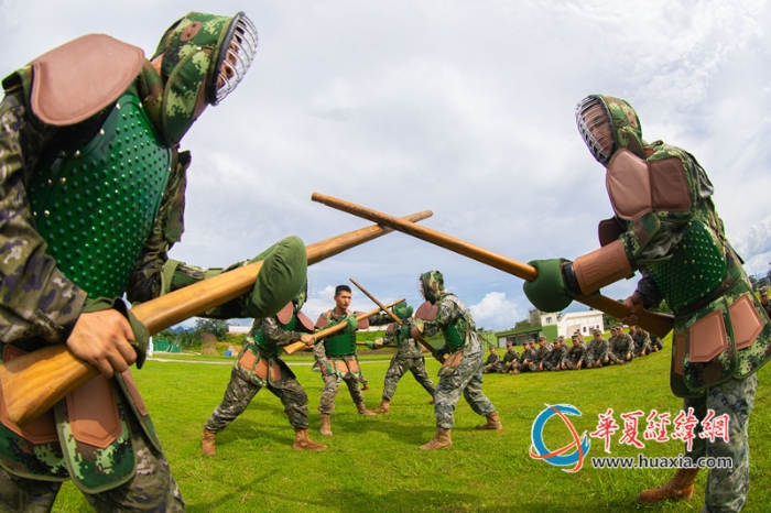 5、武警官兵進(jìn)行刺殺對抗訓(xùn)練。施晨洲 攝_副本