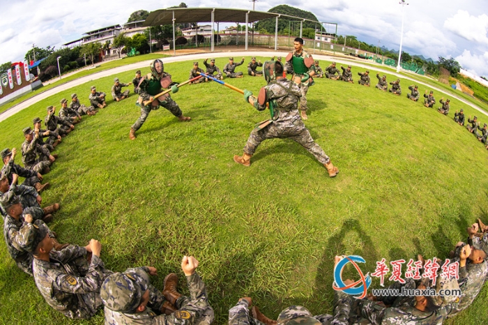 6、武警官兵進(jìn)行刺殺對抗訓(xùn)練。農(nóng)文尖 攝_副本
