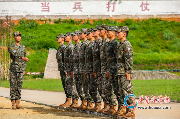 9、武警官兵利用臺階進(jìn)行隊(duì)列訓(xùn)練。李笑仙 攝_副本