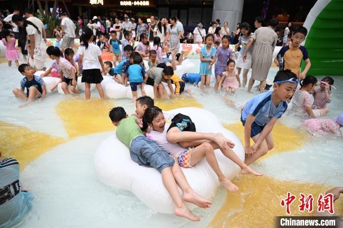 成都孩童戲水度夏