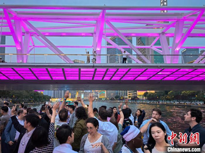 天津：達(dá)沃斯嘉賓坐海河游船沉浸式體驗(yàn)津門夜韻