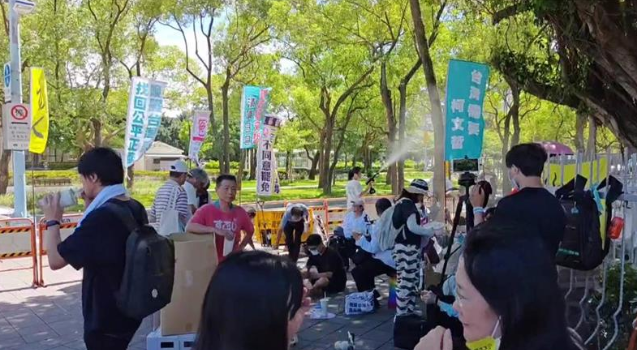 臺灣民眾黨小草集結(jié)北檢 大喊“賴清德下地獄”