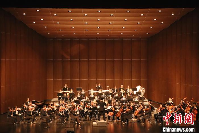 大型主題音樂會《唱支山歌給黨聽》唱響“英雄城”