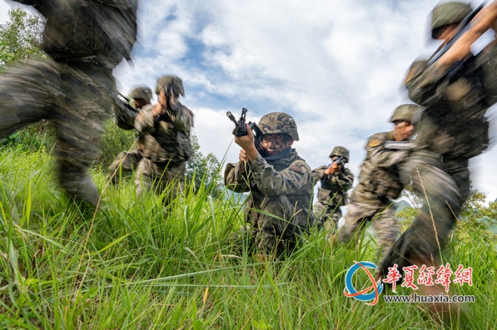 1、2025年7月2日，武警官兵正在進(jìn)行交替掩護(hù)突擊。_副本