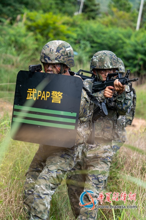 2、2025年7月2日，武警官兵正在進(jìn)行班組搜索。_副本