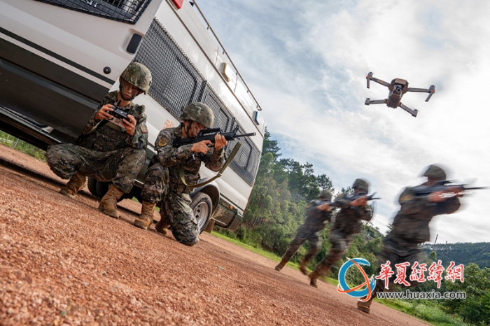 3、2025年7月2日，武警官兵正在利用無人機(jī)偵查敵情。_副本