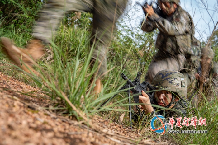 5、2025年7月2日，一名武警官兵掩護(hù)隊友追擊。_副本