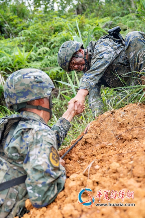 6、2025年7月2日，武警官兵相互協(xié)助。_副本