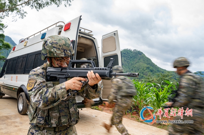 7、2025年7月2日，一名武警官兵掩護(hù)隊友轉(zhuǎn)移。_副本