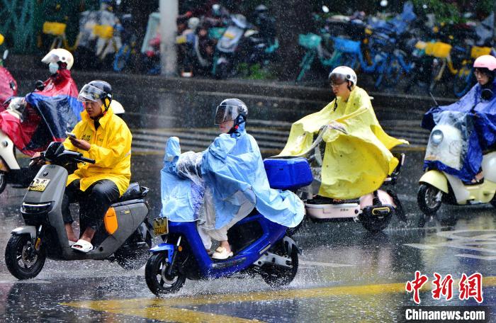 臺風(fēng)“丹娜絲”給福州帶來降雨