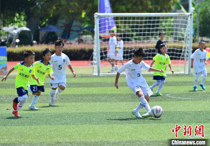 兩岸足球少年福州以球會(huì)友