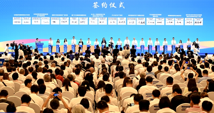 圖為開幕式上舉行的項目簽約儀式。 中新社記者 張暢 攝