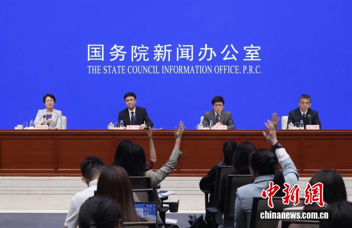 7月22日，中國國務(wù)院新聞辦公室在北京舉行新聞發(fā)布會，國家外匯管理局副局長、新聞發(fā)言人李斌，國家外匯管理局國際收支司司長賈寧，國家外匯管理局資本項目管理司司長肖勝介紹2025年上半年外匯收支數(shù)據(jù)情況，并答記者問。 <a target='_blank' href='/'>中新社</a>記者 楊可佳 攝