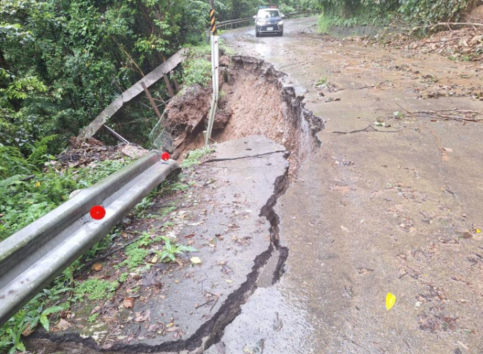 苗栗連日豪雨樹倒、路基坍方