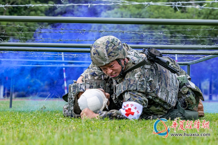 圖3：衛(wèi)勤專業(yè)官兵正在進(jìn)行傷員搬運(yùn)課目訓(xùn)練_副本