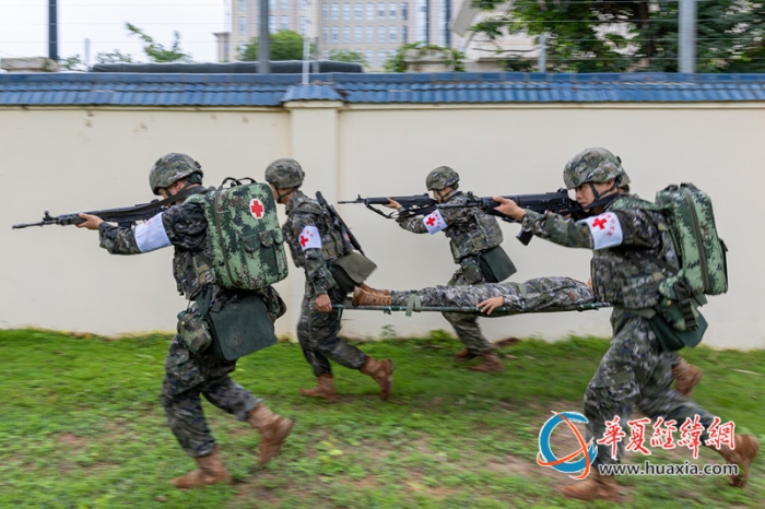 圖5：衛(wèi)勤專業(yè)官兵在進(jìn)行戰(zhàn)傷救護(hù)綜合演練_副本