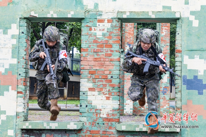 圖6：衛(wèi)勤專業(yè)官兵穿越障礙搜尋“傷員”_副本