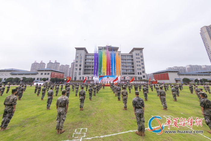 1、開幕式上，參賽官兵整齊列隊(duì)，會(huì)場(chǎng)彩色煙幕騰空而起，為賽事預(yù)熱造勢(shì)。施晨洲 攝_副本