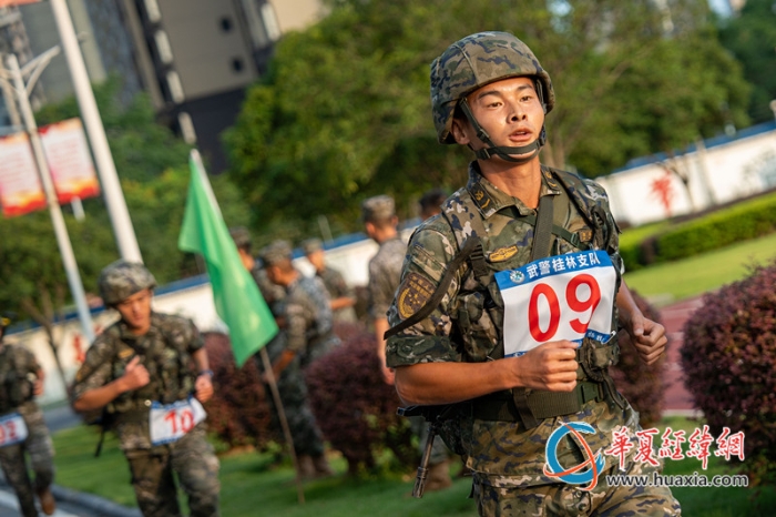 2、比武競(jìng)賽中，五公里武裝越野激戰(zhàn)正酣，參賽官兵在跑道上展開速度與耐力的較量。 施晨洲 攝_副本