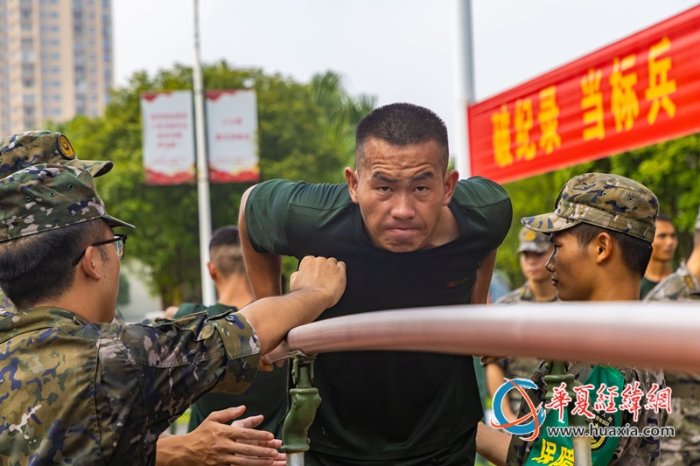 3、雙杠臂屈伸考核現(xiàn)場(chǎng)，參賽官兵挑戰(zhàn)體能極限。施晨洲 攝_副本