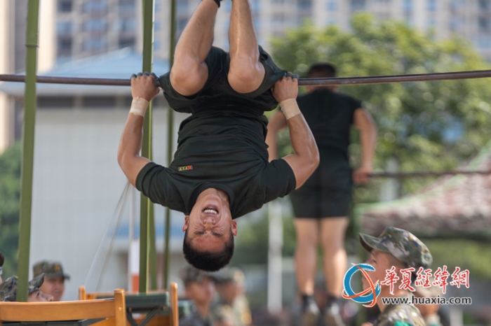 4、單杠賽場(chǎng)上，參賽官兵肌肉緊繃、汗灑賽場(chǎng)。張辰飛 攝_副本