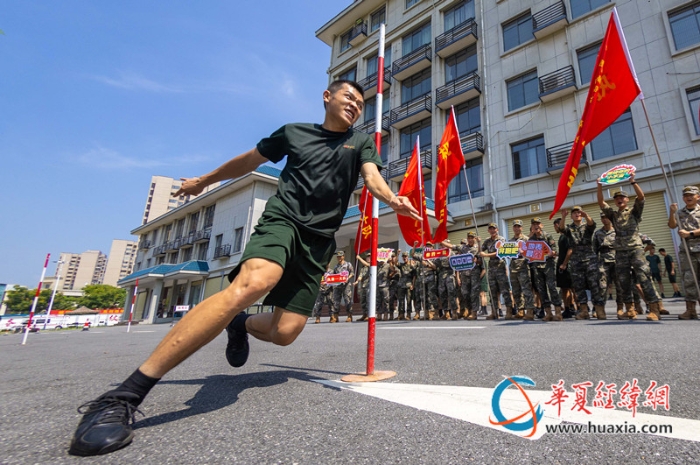 5、參賽官兵正在進(jìn)行30X2蛇形跑考核。施晨洲 攝_副本