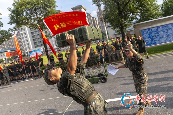 7、戰(zhàn)斗體能連貫考核現(xiàn)場(chǎng)，參賽官兵咬牙堅(jiān)持，奮勇拼搏。施晨洲 攝_副本