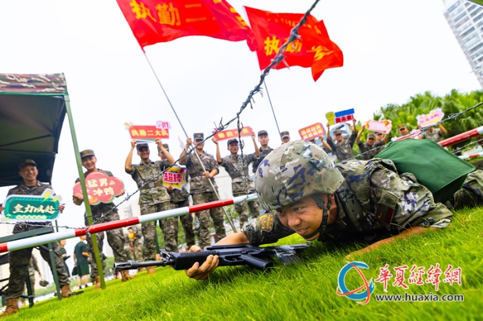 8、參賽官兵正在進(jìn)行戰(zhàn)術(shù)基礎(chǔ)動(dòng)作課目比賽。張辰飛 攝_副本