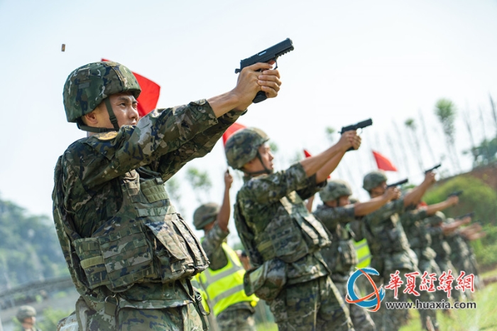 10、參賽官兵正在進(jìn)行手槍精度射擊考核。施晨洲 攝_副本
