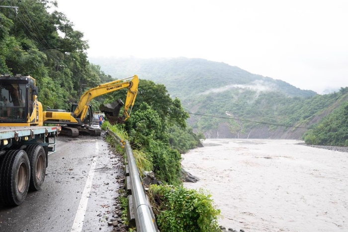 圖為高雄市日前豪雨，造成下邊坡路基沖刷淘空。（示意圖／交通部提供）