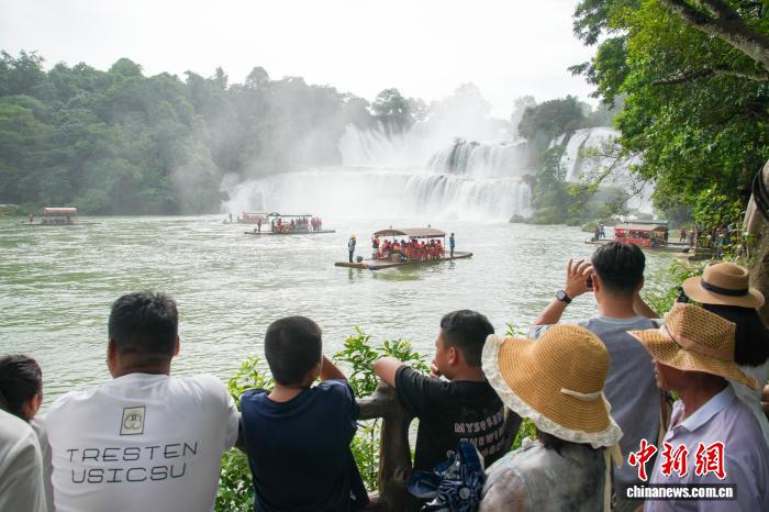 抓住暑假尾巴中國首個跨境旅游合作區(qū)游人如織