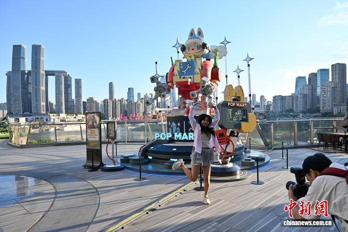 巨型LABUBU亮相重慶街頭