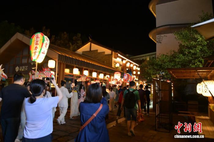 安徽休寧：民俗文化點(diǎn)亮齊云山“夜經(jīng)濟(jì)”