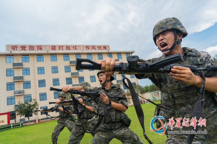 2、武警官兵開展刺殺訓練。施晨洲 攝_副本
