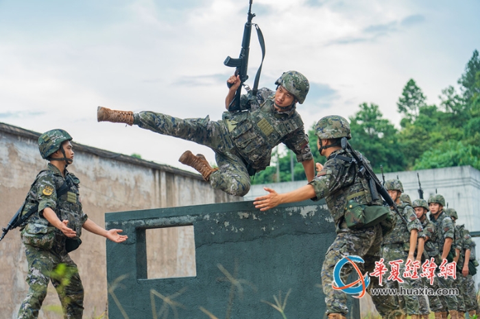 3、400米障礙場上，武警官兵依次翻越障礙。農文尖 攝_副本