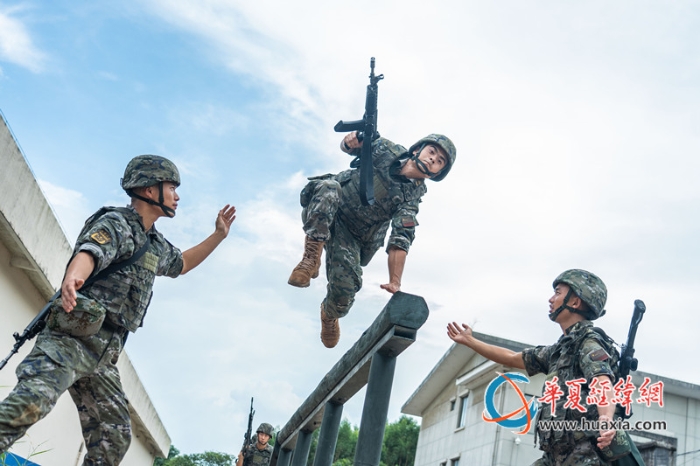 4、武警官兵正在進行障礙訓練。施晨洲 攝_副本